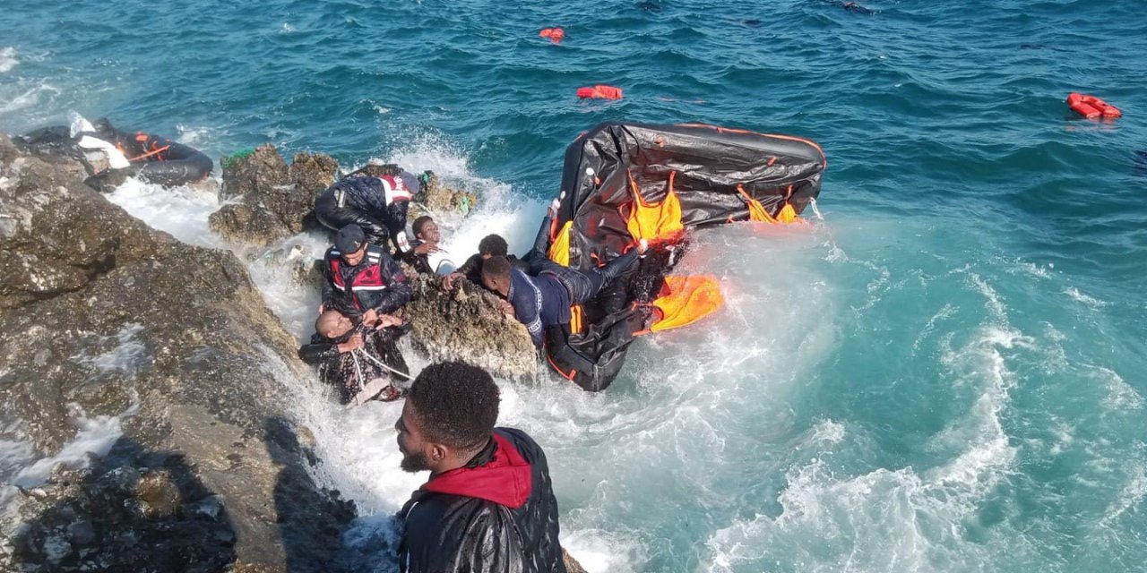 Yunan unsurlarının geri ittiği 38 göçmen kurtarıldı, 4 kişinin cesedine ulaşıldı