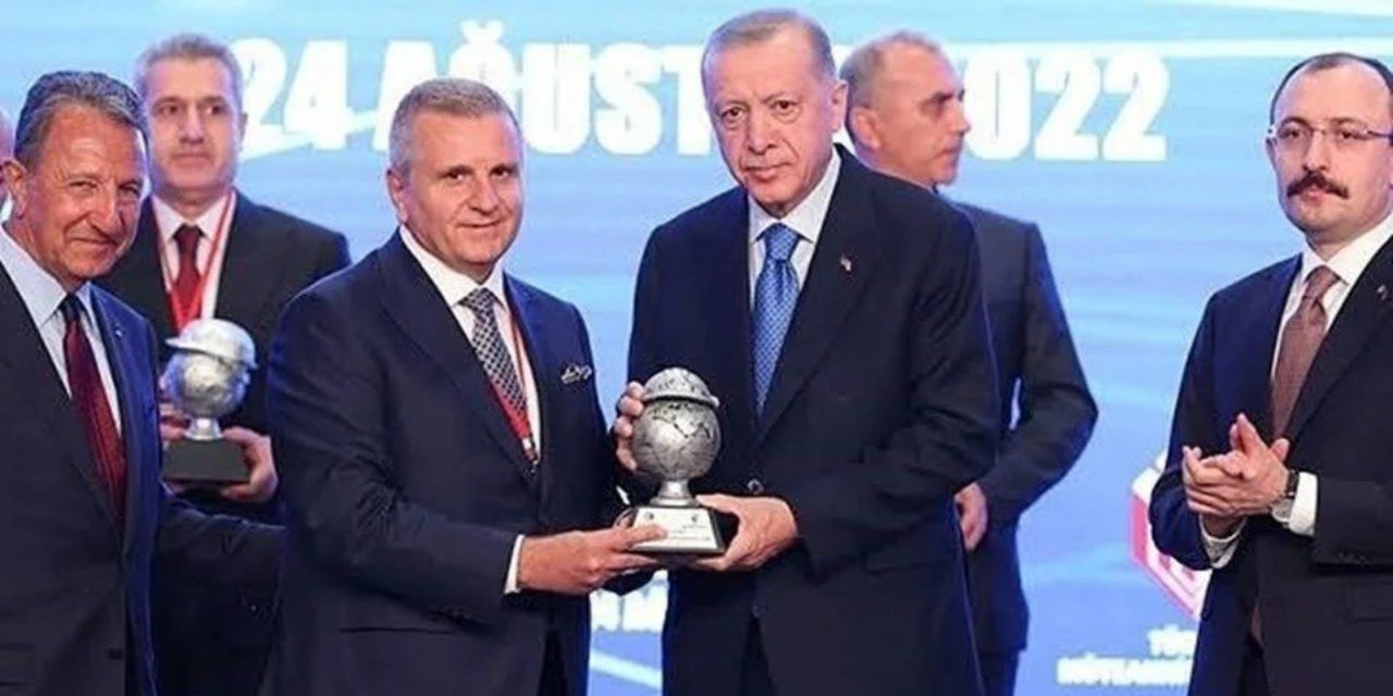 Sular altında kalan kavşağın müteahhiti ödülünü Erdoğan'dan almış