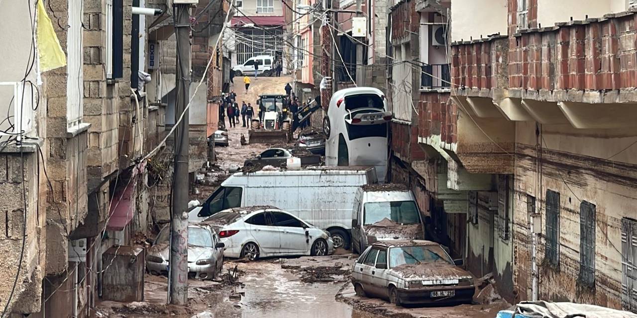 Selde 13 kişinin öldüğü Şanlıurfa'da çalışmalar sürüyor: Kare kare sokaklarda son durum