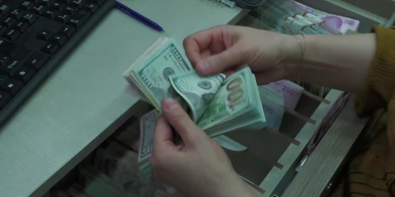 Gazeteci Çelik: Müşteri hesabına 10 bin dolar yatırdı, bankada bayram havası