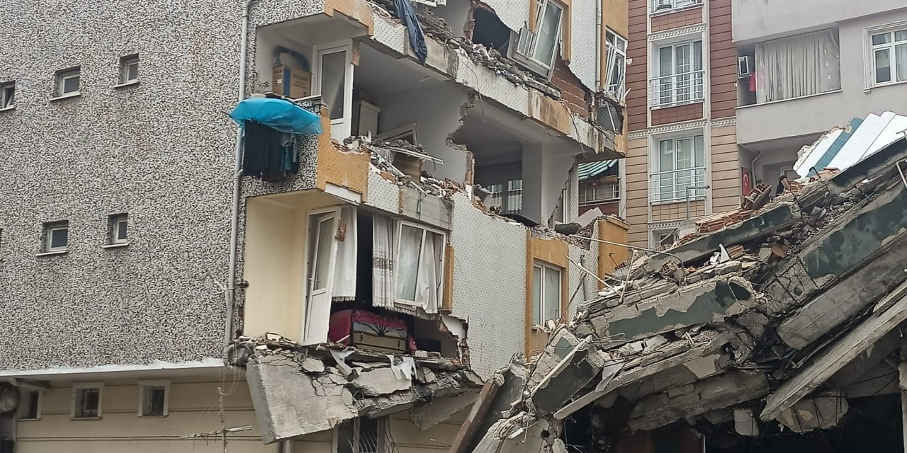 İstanbul'da yıkımı yapılan bina yan binanın üzerine çöktü