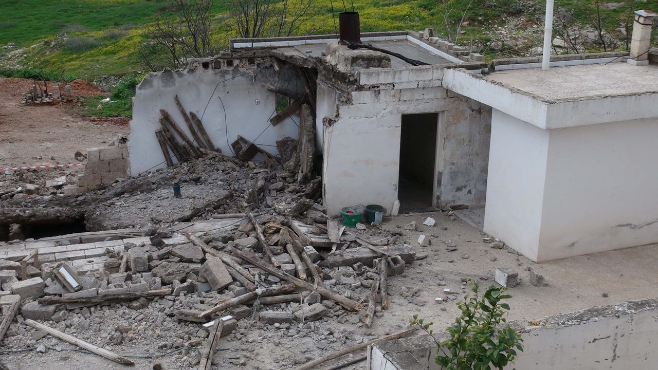 Depremde 'hafif hasar' almıştı: Çöken deponun altında kalan kişi hayatını kaybetti