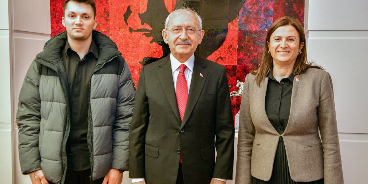 Türkan Elçi CHP'ye katıldı, rozetini Kılıçdaroğlu taktı