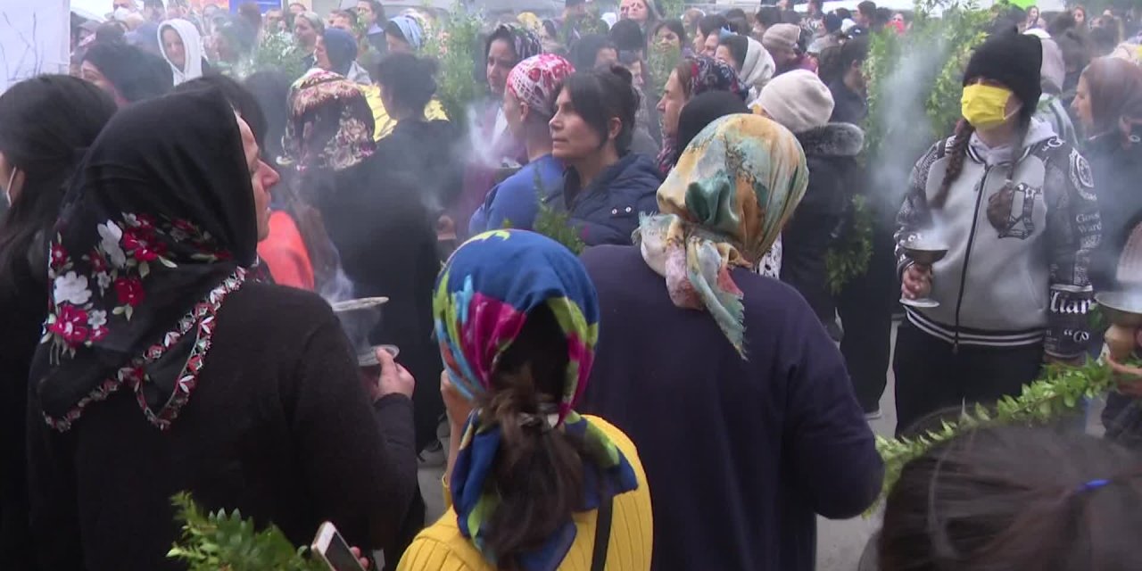 Samandağlı kadınlar depremde yitirdikleri için bahhur ve rihen dallarıyla yürüdü
