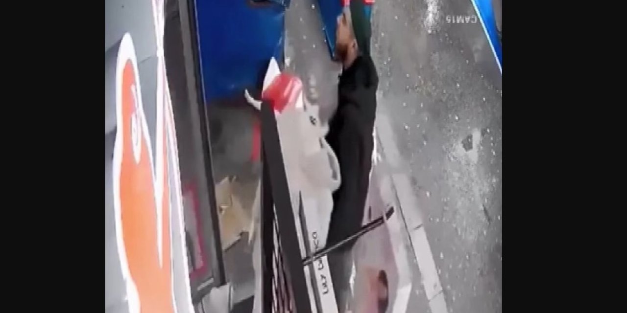Fatih'te kadın iç çamaşırı giydirilen cansız mankenlere tekmeli saldırı