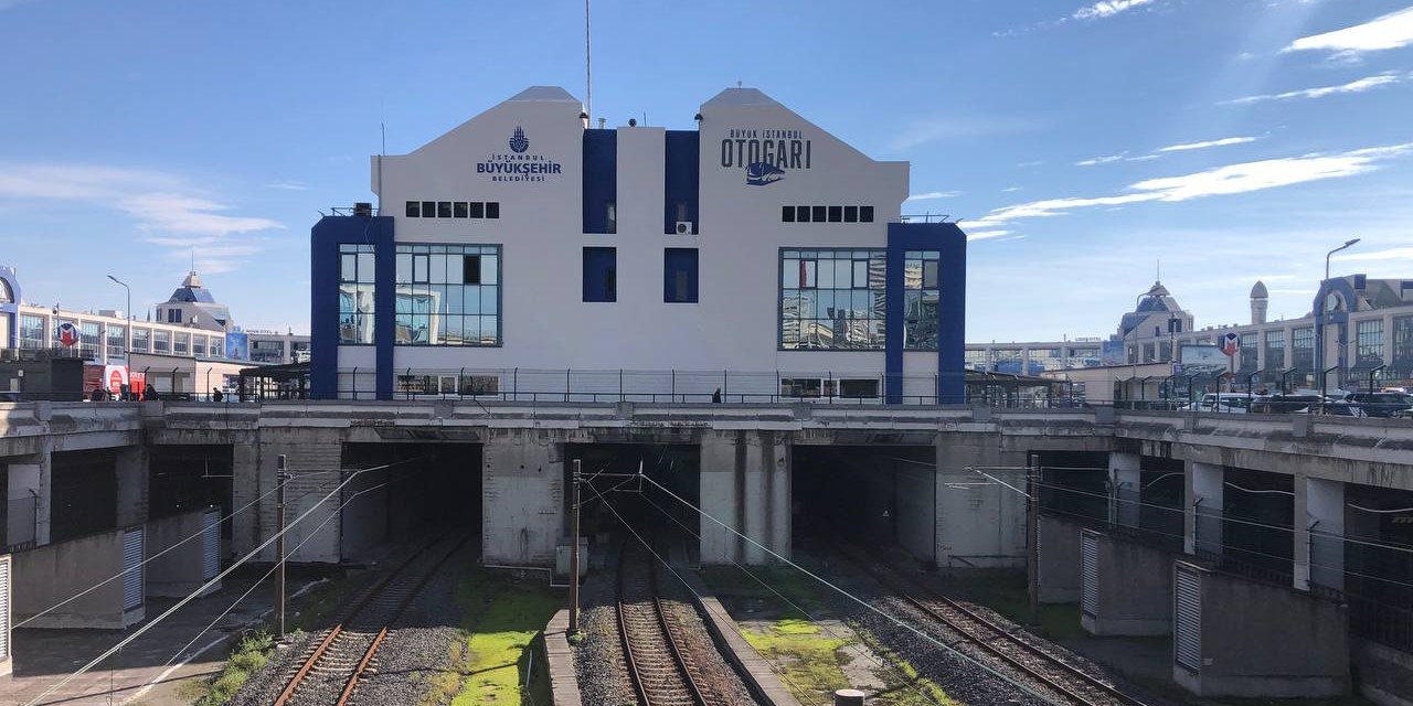 İstanbul'daki otogardan görüntüler: Kolonlar çatlamış, demirde korozyon var
