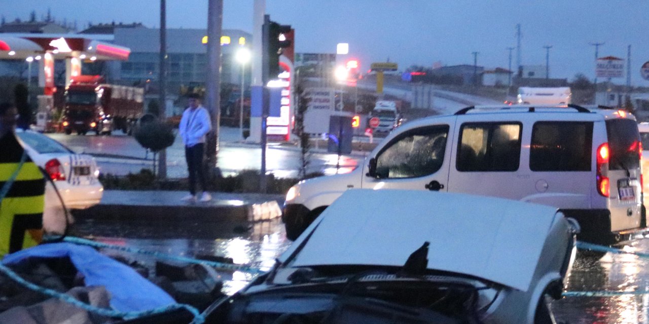 AFAD'ın minibüsü ile çarpışan otomobil ikiye bölündü: 1 ölü, 9 yaralı