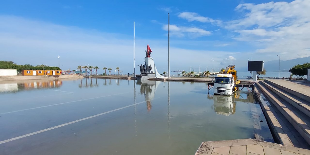 İskenderun'daki su baskını: Caddeler temizlenmeye başlandı