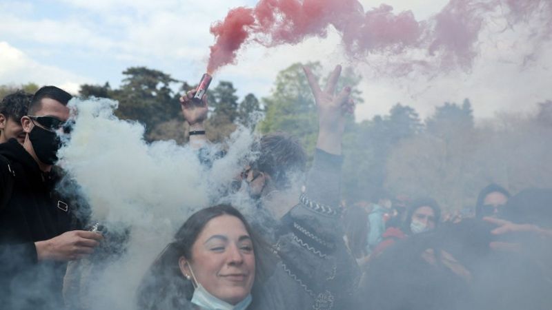 Belçika'da koronavirüs yasaklarını dansla protesto edenlere polis müdahale etti