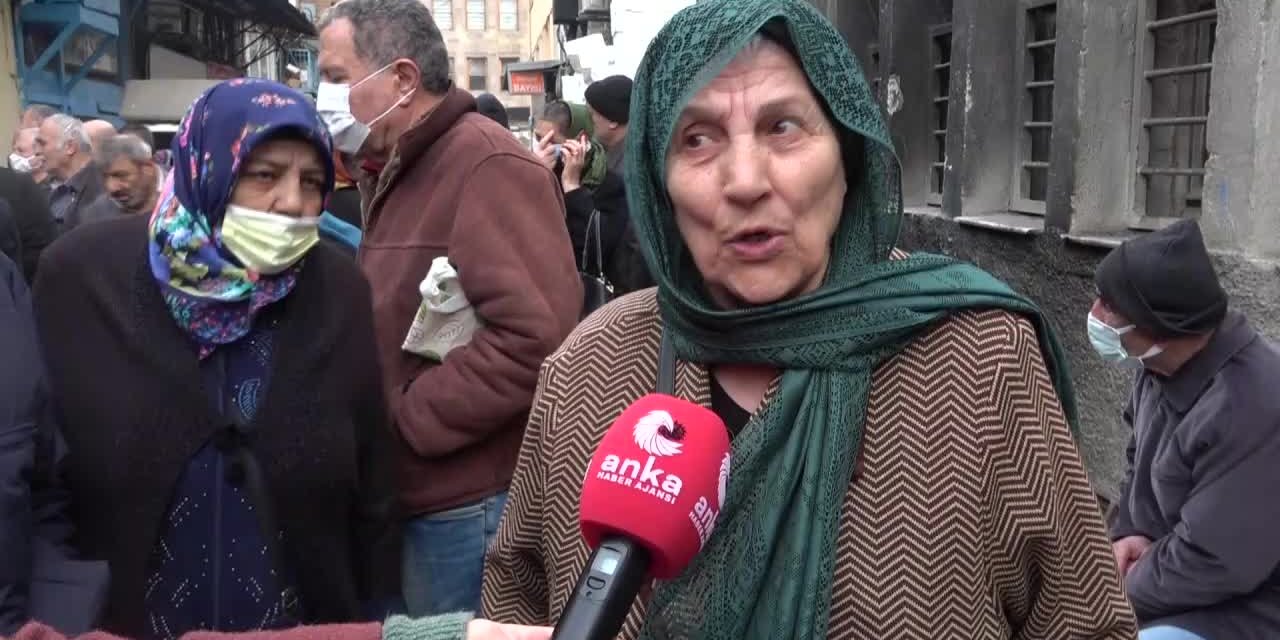 Ankara'da kuyrukta bekleyen 83 yaşındaki vatandaş: 'Bu ne rezillik. bu hayat mı? Bir kilo et için bu kadar bekleyeceğim'