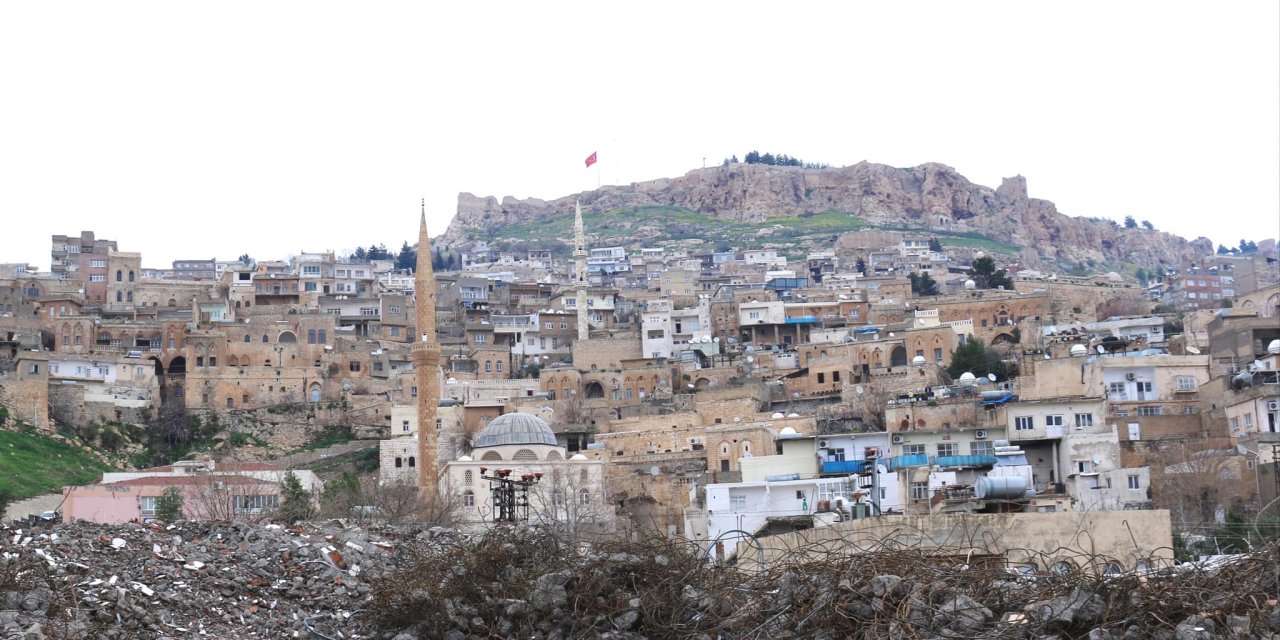 Mardin'de kültürel dokuyu bozan 5 katlı bina yıkıldı