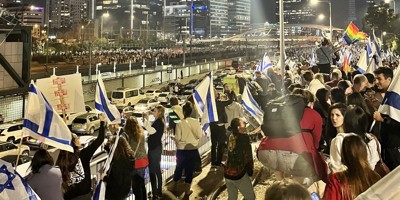 İsrail'de Netanyahu'nun yargı reformuna karşı protestolar sürüyor: Binler, Yüksek Mahkeme önünde toplandı