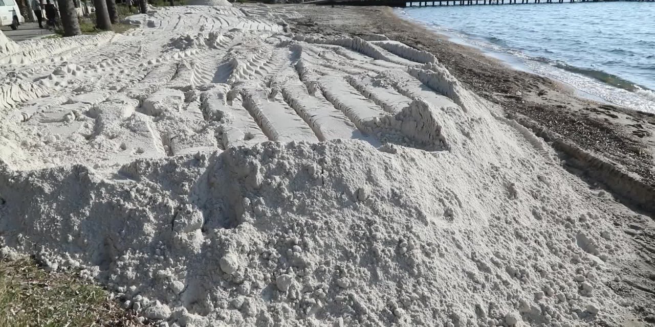 Bodrum'da sahile beyaz kum dökülmesine belediyeden müdahale