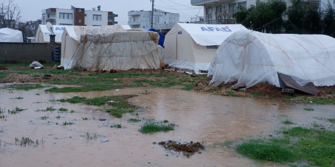 Yavuz Donat: Başını sokacak bir çadır bulan şükrediyor, konteynere yerleşenlerin keyfine diyecek yok