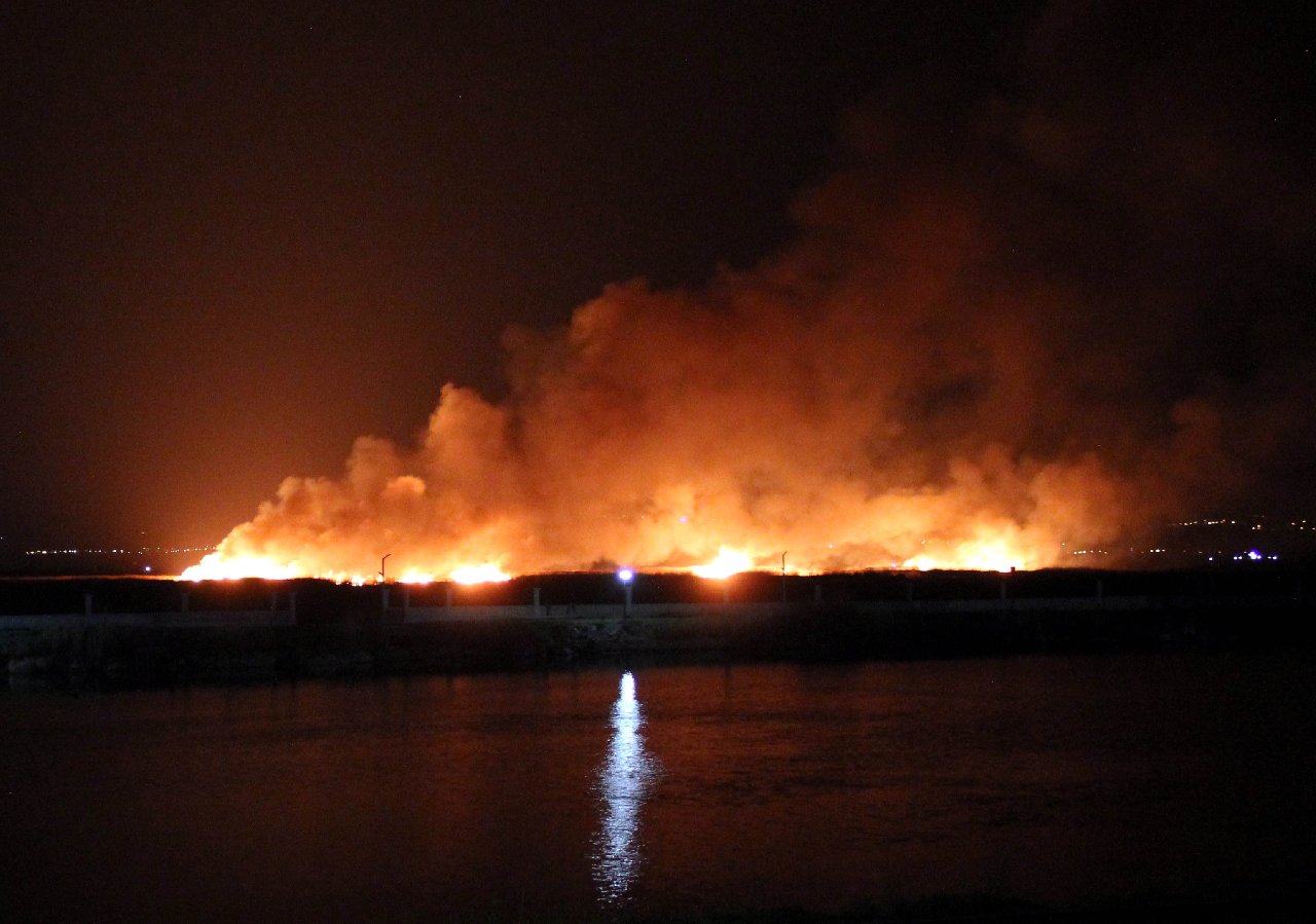 Erzincan'ın kuş cenneti Ekşisu Sazlığı'nda büyük yangın