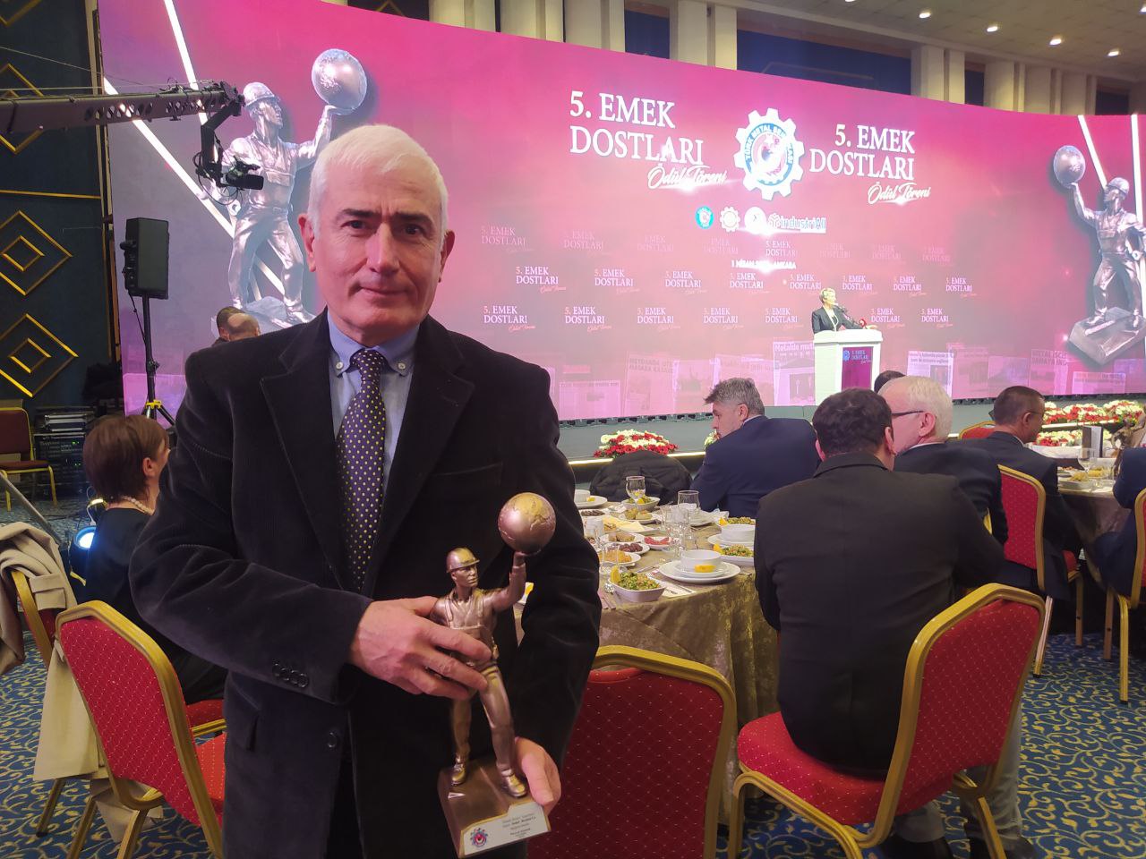 Türk Metal-Sen’den Kısa Dalga yazarı Sedat Bozkurt’a Emek Dostları Ödülü