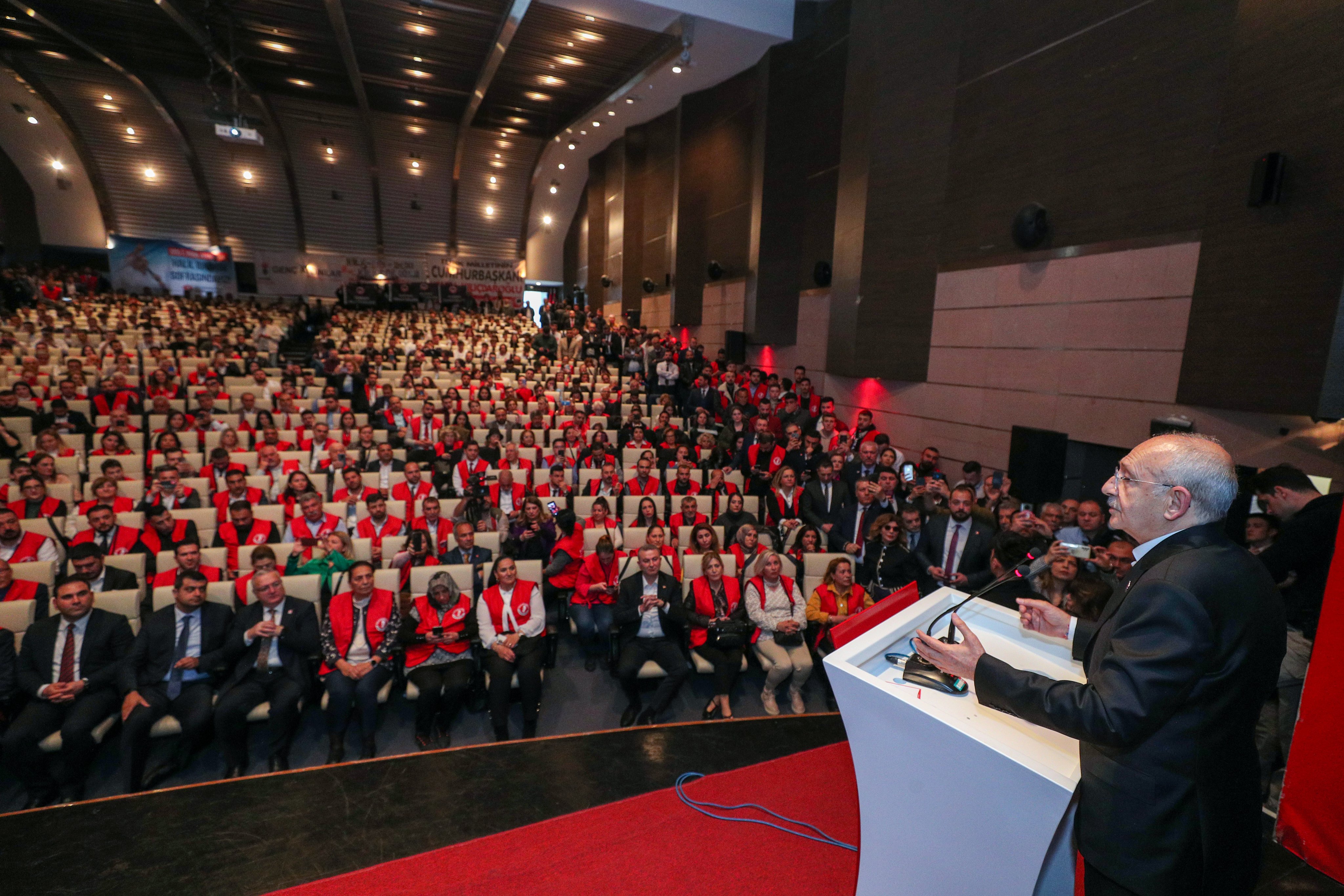 Cumhurbaşkanı adayı Kemal Kılıçdaroğlu, 'Kılıçdaroğlu Gönüllüleri' ile buluştu