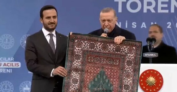 Erdoğan'dan seccadeli miting: 'Bu seccade ayakkabılarla basmak için değil'