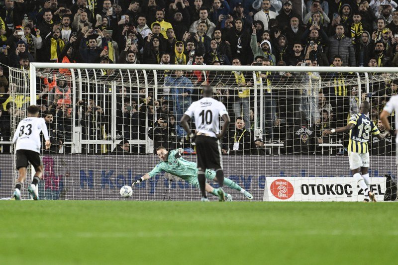 Beşiktaş deplasmanda Fenerbahçe’yi 4-2 mağlup etti