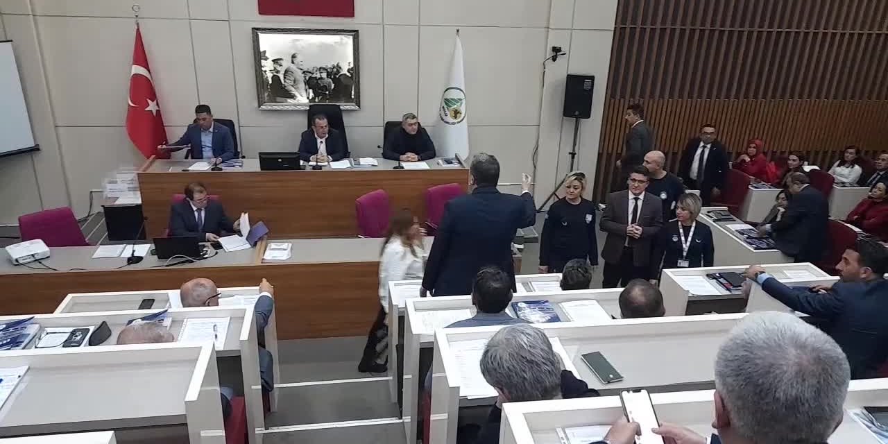Tanju Özkan, kendisine su şişesi fırlatan meclis üyesini özür dilemediği için salondan çıkarttı