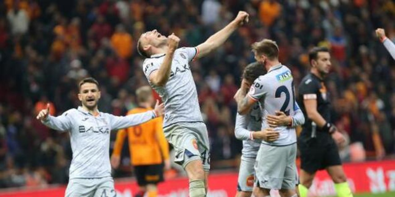 Belözoğlu önce kendini sonra takımını kupa dışına itti, Başakşehir Galatasaray'ı evinde eledi
