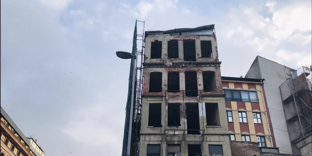 Beyoğlu'nda tarihi binadan çökme riski