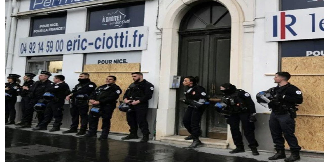 Fransa'da emeklilik reformu eylemlerine polisler de katıldı