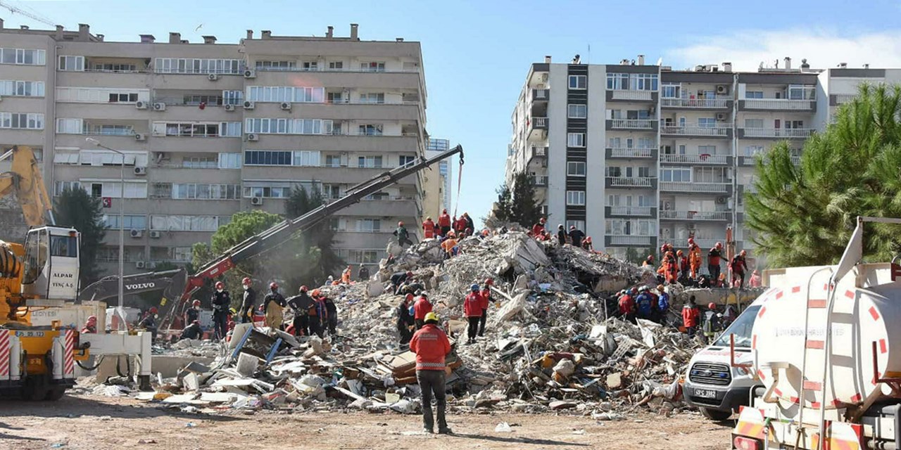 Depremde 30 kişi ölmüştü: İzmir'de yıkılan binayı denetlemekle sorumlu iki belediye görevlisine dava