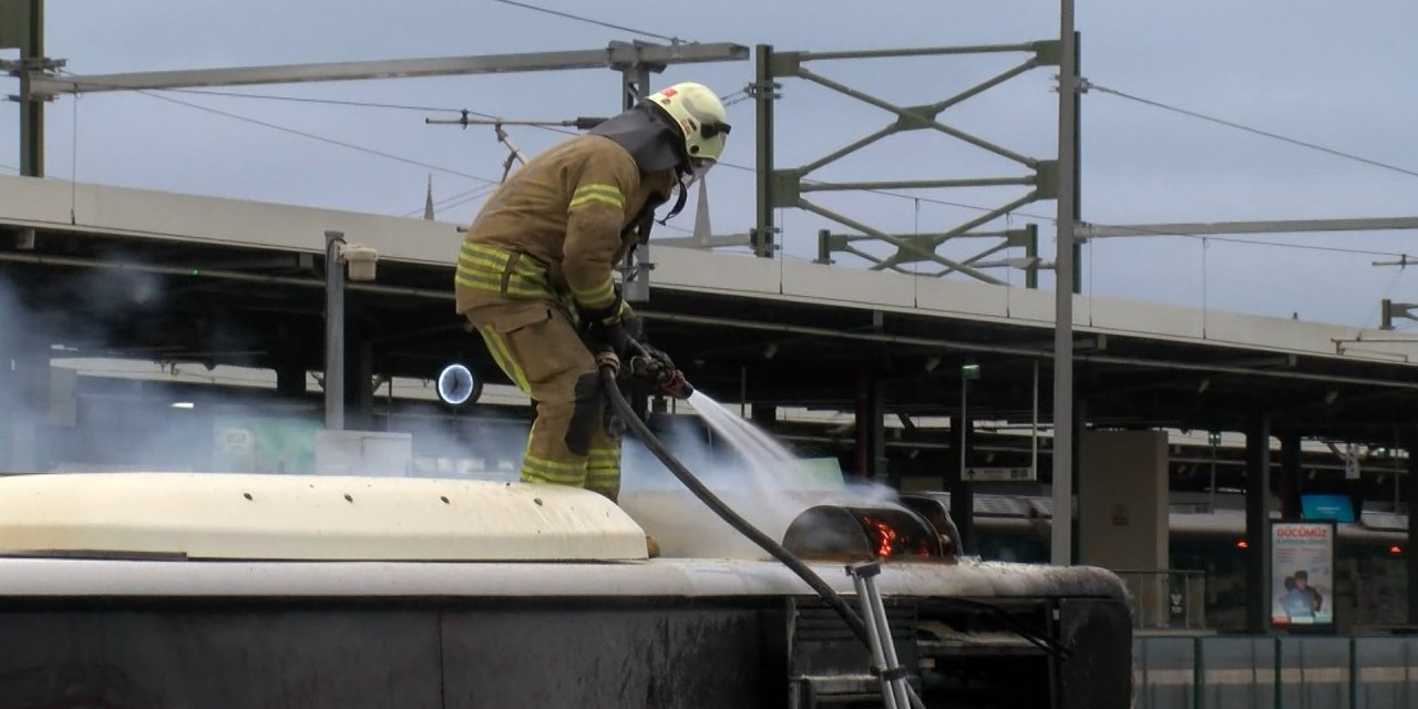 İstanbul'da park halindeki metrobüste yangın çıktı