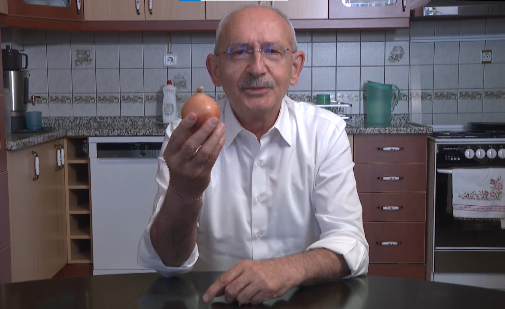 Kılıçdaroğlu elindeki soğanla seslendi: 'O kalırsa bu elimdeki kuru soğan olacak 100 lira'