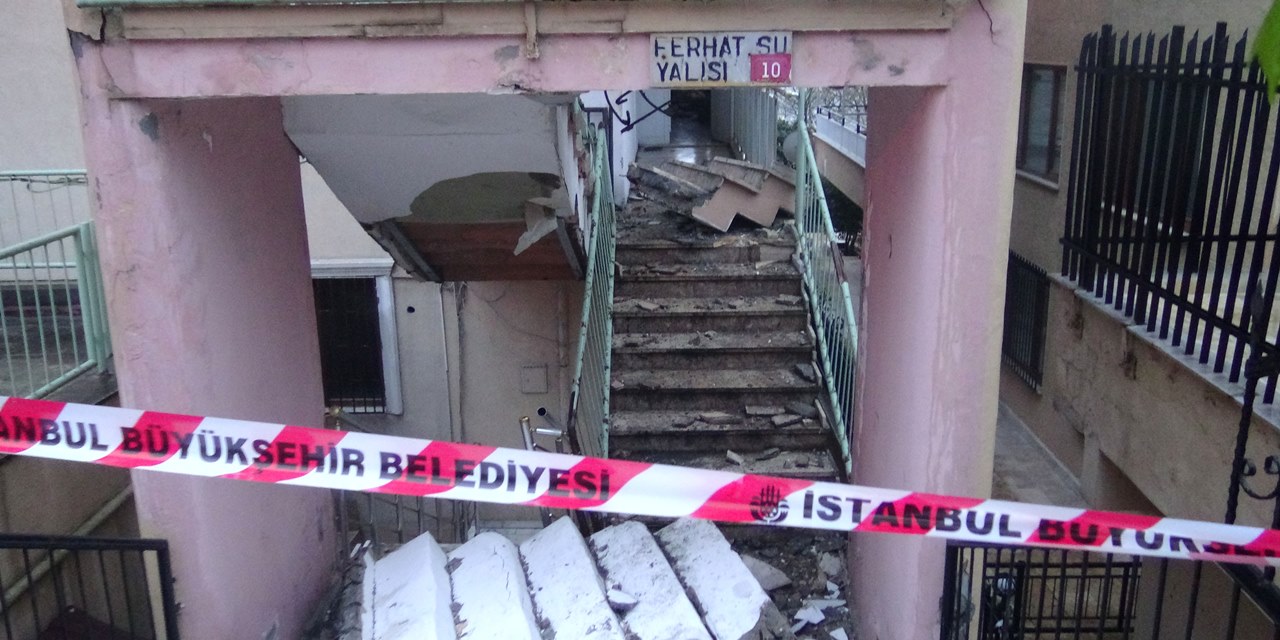 Avcılar'da 50 yıllık binanın merdivenleri kendiliğinden çöktü