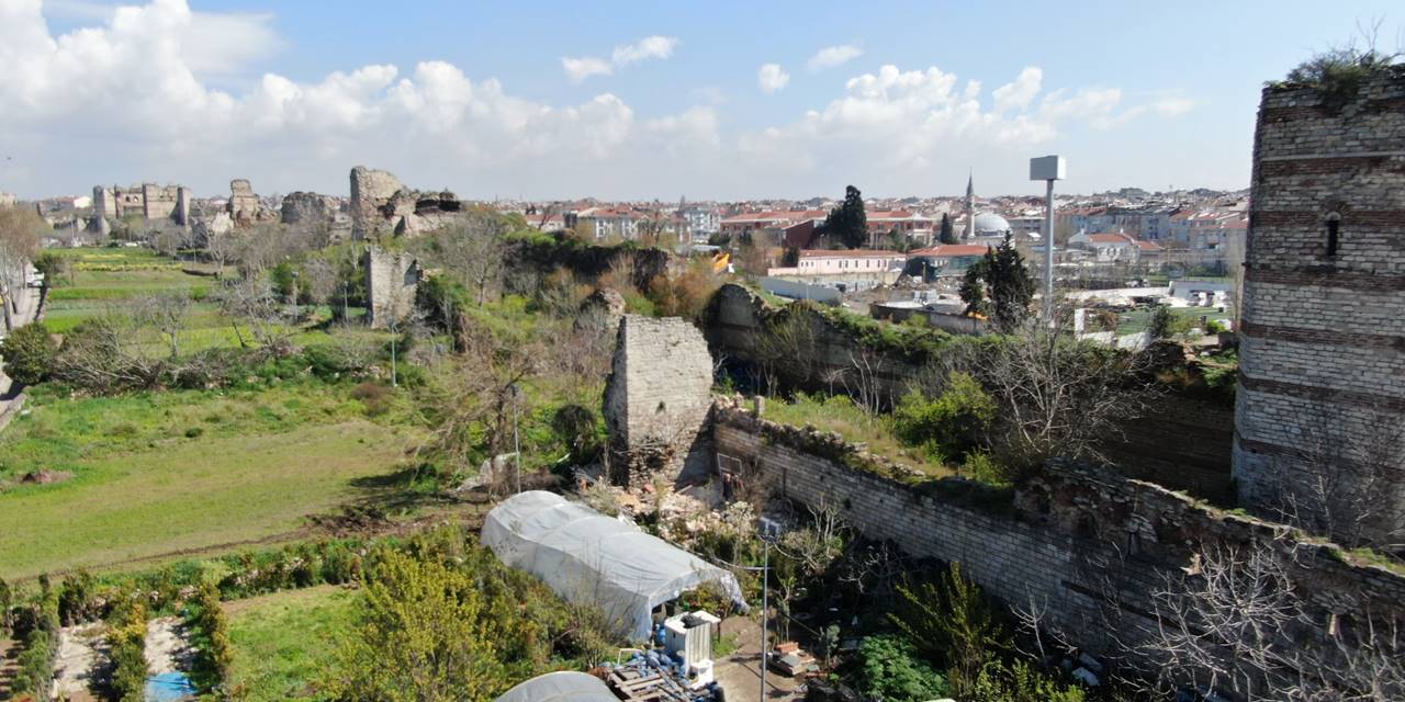 Fatih'te surların çöken bölümü havadan görüntülendi