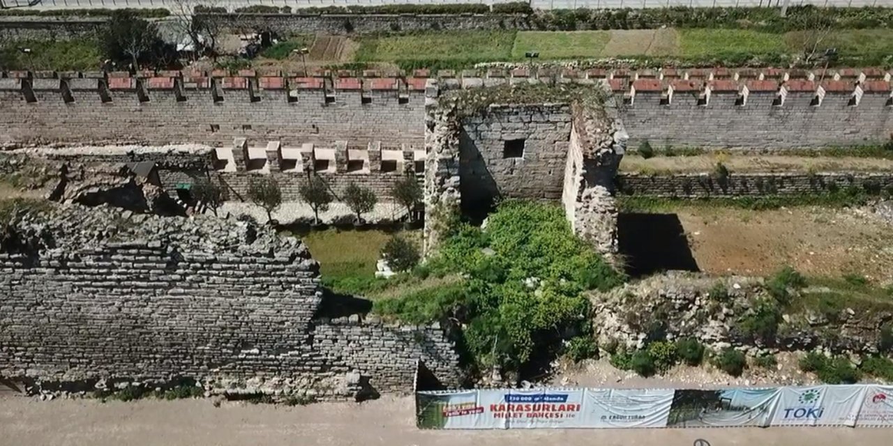 İstanbul surları 'tehlike' altında: 'İşimiz bu, diplerine yanaşmamaya çalışıyoruz'