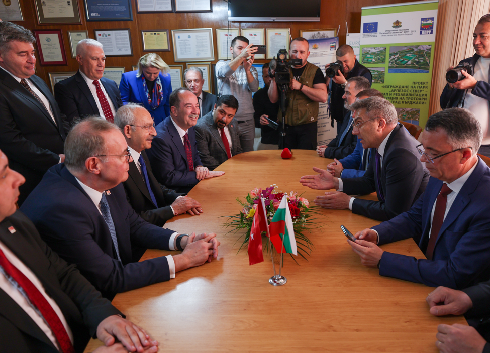 Kılıçdaroğlu, Bulgaristan’da Hak ve Özgürlükler Hareketi Genel Başkanı ile buluştu