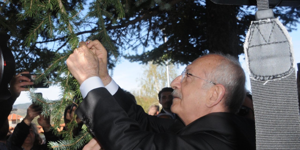 Kılıçdaroğlu, marteniçkayı Bulgaristan'da öldürülen Türkan bebeğin anıtındaki ağaca astı