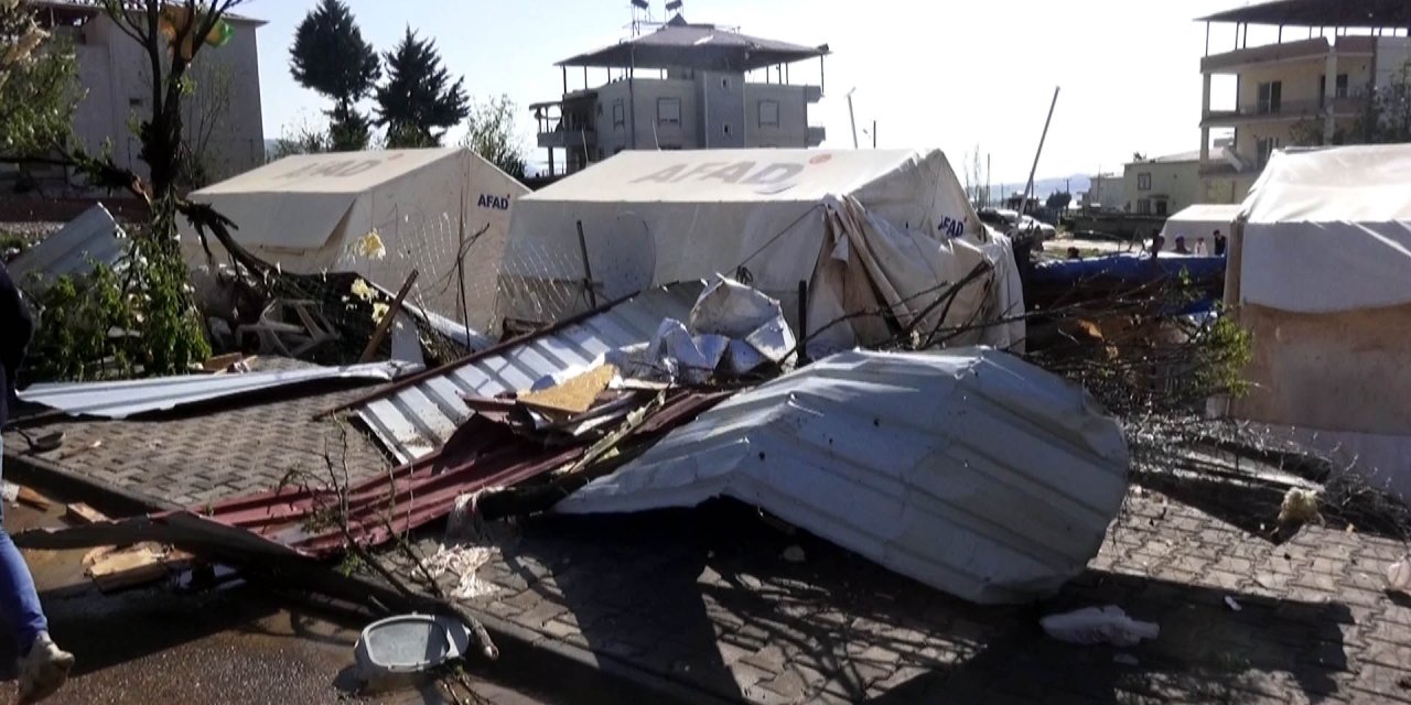 Pazarcık'taki hortumda depremzedelerin çadırları uçtu