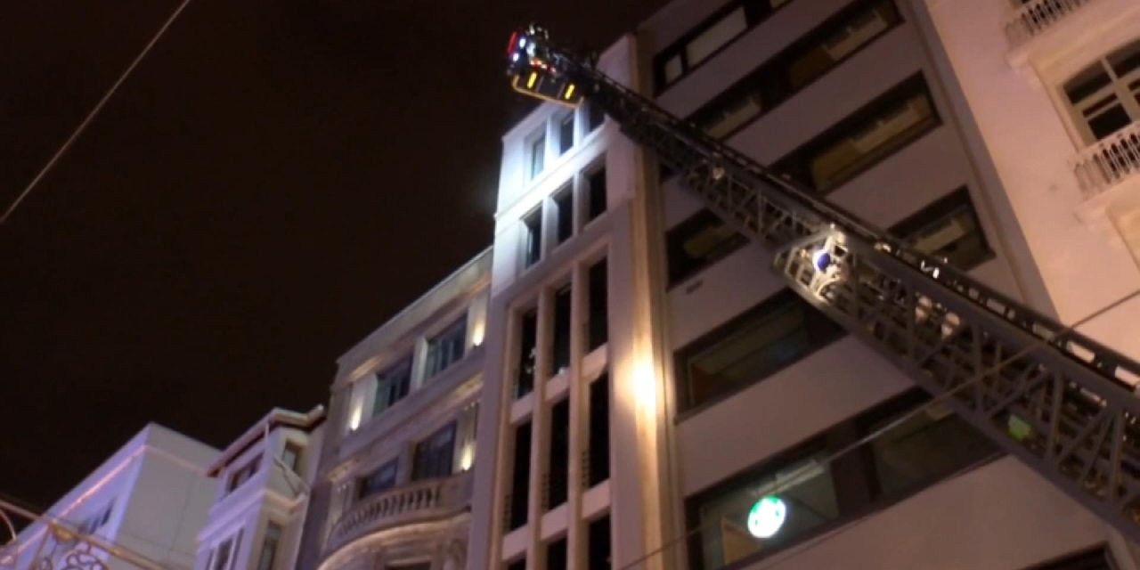 Taksim Meydanı'nda 6 katlı otelde yangın: Tadilat yapan işçileri itfaiye kurtardı