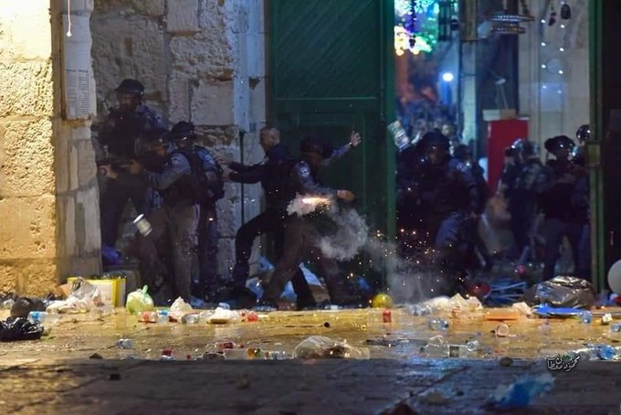 İsrail polisi Mescid-i Aksa’daki cemaate saldırdı
