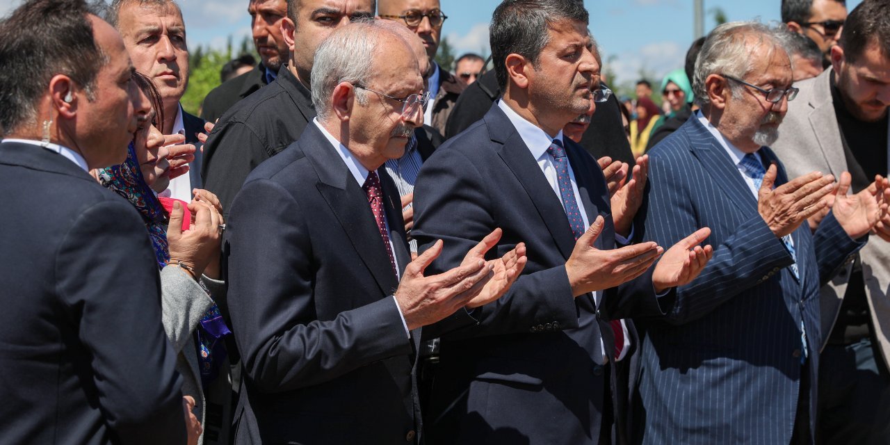'Bir gazeteci olarak  hiç unutmayacağım' diyerek mezarlıkta olanları anlattı:  Kılıçdaroğlu'nun gözleri doldu...