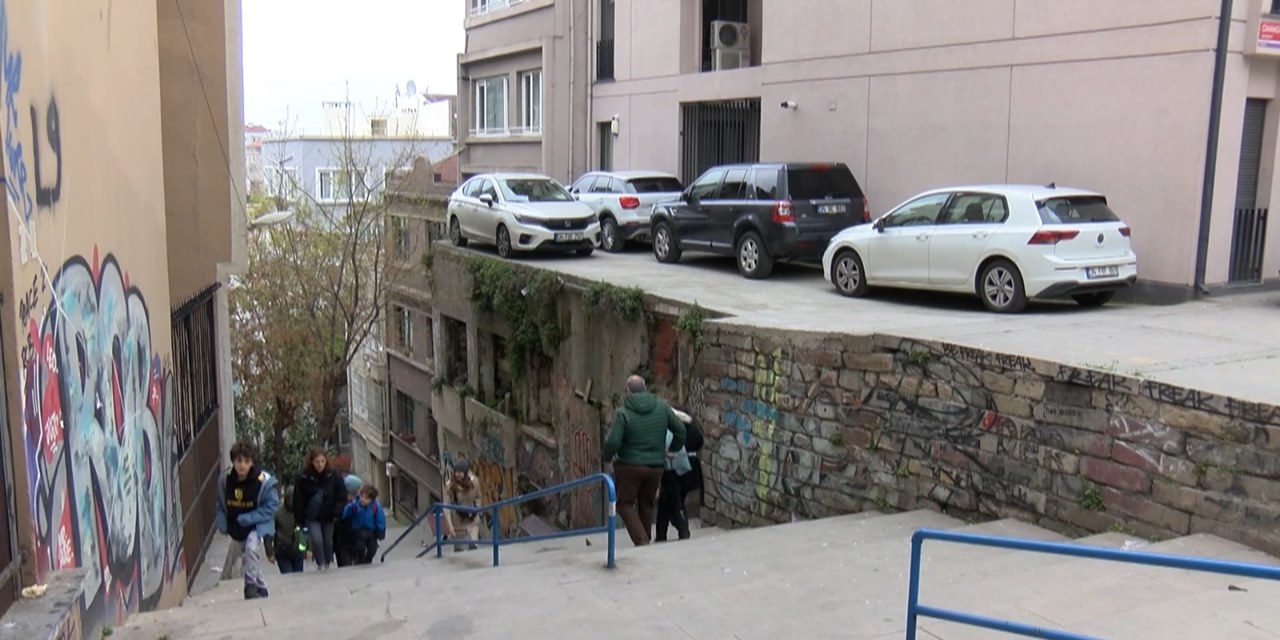 Beyoğlu'nda 'tehlikeli' otopark: Ya çocukların üzerine çökerse?