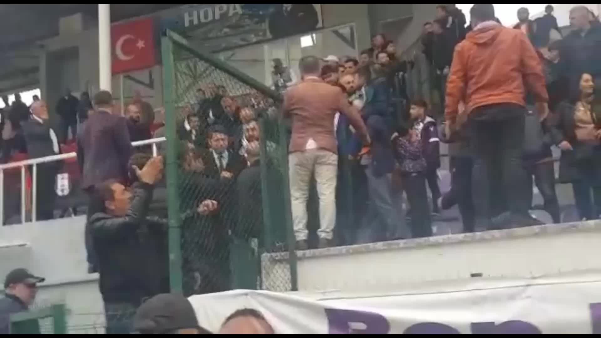 Hopasporlular, AKP Artvin Milletvekili Adayı Çelik'i protesto etti