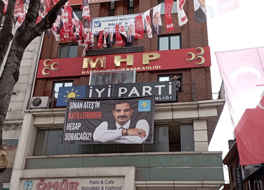 MHP, Bahçeli mitingi öncesinde İYİ Parti'nin Sinan Ateş pankartını parti bayrağıyla kapattı