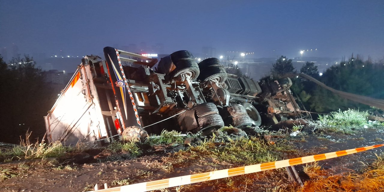 İstanbul'da ağaçlık alana  devrilen kamyon, otoyola düşmesin diye halatla bağlandı
