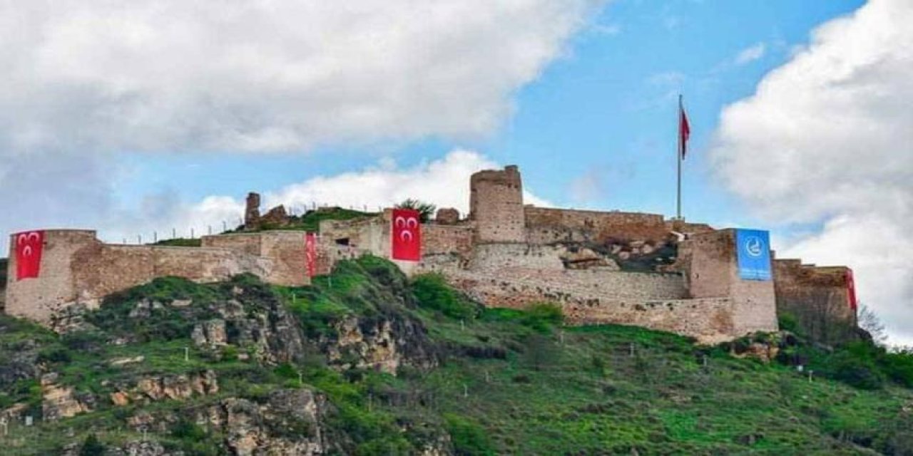 Kastamonu Kalesi'ne MHP ve Ülkü Ocakları bayrağı asıldı