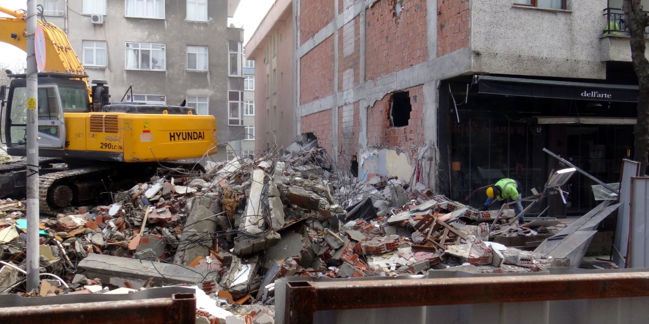 Avcılar'da bina yıkım sırasında çöktü; bitişiğindeki bina zarar gördü