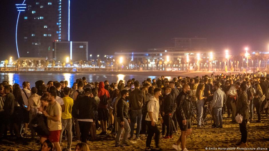 İspanya'da kısıtlamalar kaldırıldı, yüzlerce kişi meydanlarda maskesiz dans etti