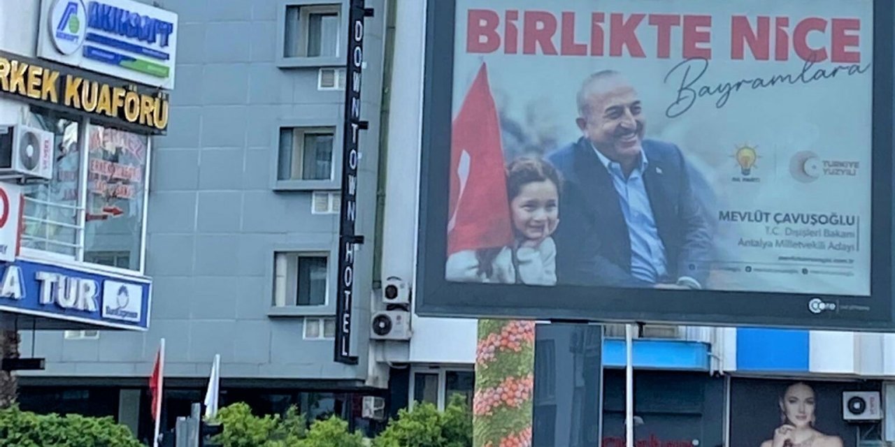 CHP itiraz etti, Seçim Kurulu kabul etti: Çavuşoğlu'nun  seçim afişleri kaldırılacak