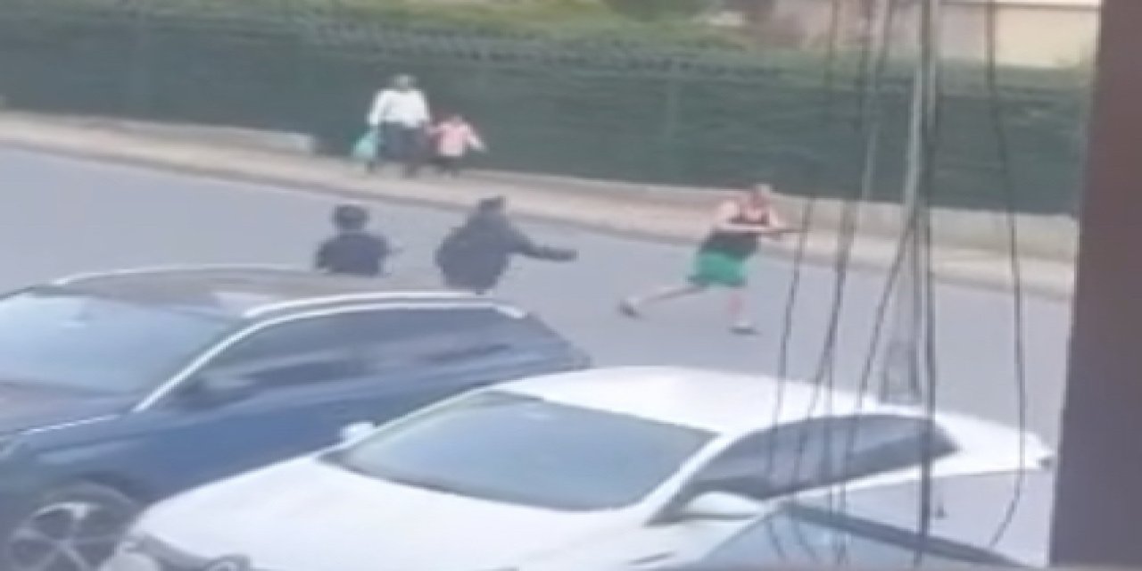 Başakşehir'de pompalı tüfekle sağa solan ateş eden adama, vatandaşlar müdahale ederken tüfek patladı