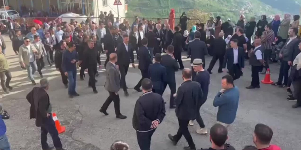 Trabzon'daki kazada yakınlarını kaybedenler belediye başkanına tepki gösterdi