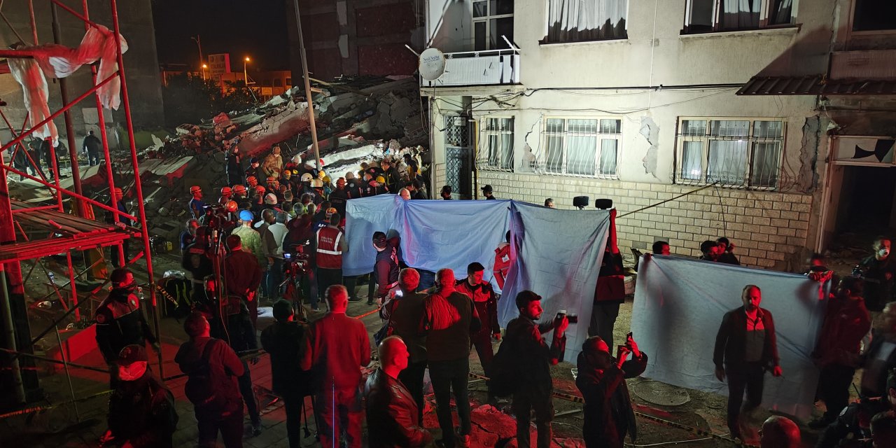 Malatya'da boşaltılan bina yıkıldı, deprem değil, hasarlı bina can aldı
